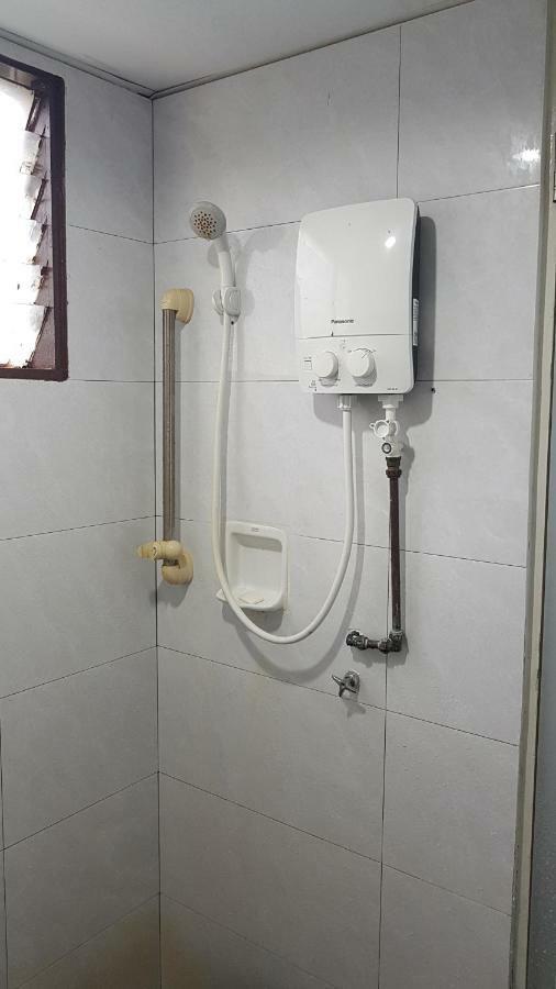 Home Stay Bayu Emas Appartment, Бату-Ферринги Экстерьер фото