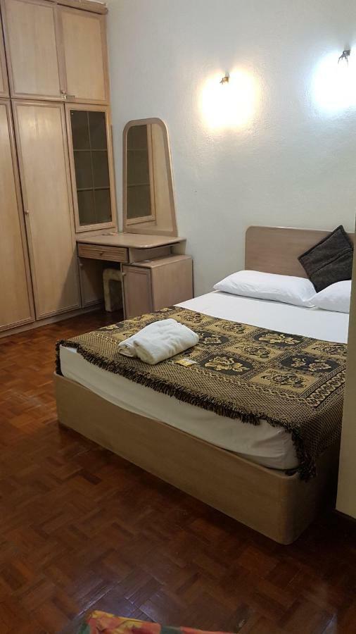 Home Stay Bayu Emas Appartment, Бату-Ферринги Экстерьер фото