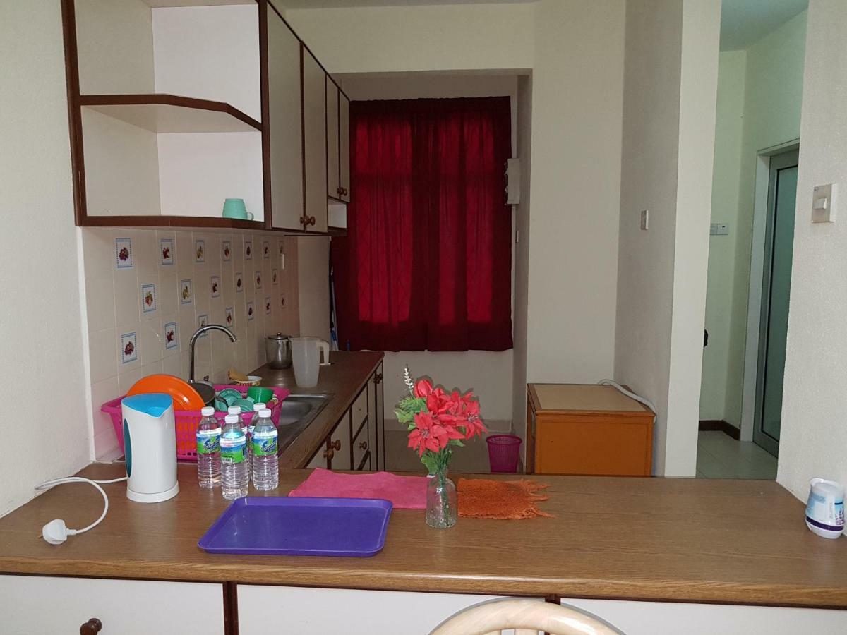 Home Stay Bayu Emas Appartment, Бату-Ферринги Экстерьер фото